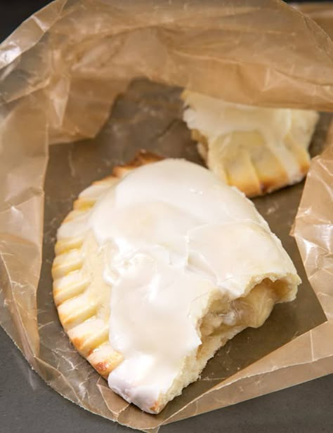 These gluten free mini apple pies are just like McDonald's or Hostess fruit pies, but baked and not fried, with a warm chunky apple filling. Gluten Free Dairy Free Egg Free Apple Pie, Fruit Tart Mini, Gf Pastry, Hostess Fruit Pies, Tart Mini, Breakfast Cookies Gluten Free, Gluten Free Apple Pie, Gluten Free Apple, Fruit Pies