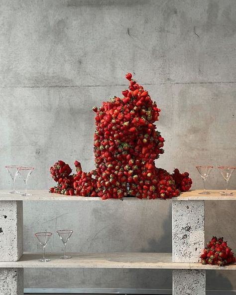 Your Wedding Aesthetics on Instagram: "What a stunning idea for a cocktail hour! 🍓 Fresh strawberry margaritas for a toast to love🥂  an installation created by @herrlich.dining & @ohamyjaeger for @oatly" Strawberry Sculpture, Royal Baby Showers, Strawberry Margarita, Engagement Party Decorations, Design Event, Modern Bridal, Fashion Event, Cocktail Hour, Modern Bride