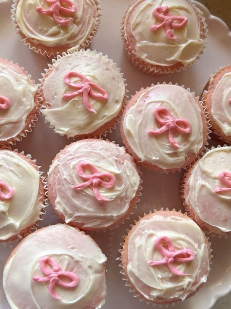 cute coquette cupcakes, baking, icing bows, ribbons, pink bows, girly, diy, idea, cooking Tort Hello Kitty, Sommer Mad, Galentines Day Ideas, Pastel Cupcakes, Cute Birthday Ideas, Pink Birthday Party, Cute Baking, Galentines Party, Pretty Birthday Cakes