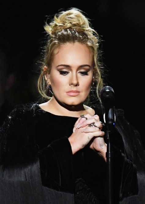 Exactly How to Get Adele's Grammys Makeup Look #makeuplooks Adele Hairstyles, Adele Grammys, Adele Makeup, Amazing Wedding Makeup, Beautiful Wedding Makeup, Makeup Moisturizer, Wedding Hairstyles Medium Length, Celebrity Makeup Looks, Wedding Makeup Tips