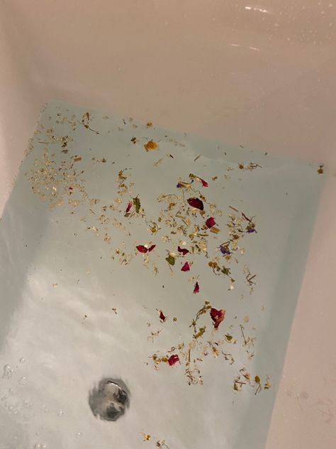 What a lovely Herbal Bath Tea created by @higarden_ … Time to relax! Herbal Bath Aesthetic, Herbal Bath Tea, Tea Bath, Bath Aesthetic, Bath Tea, Herbal Bath, Time To Relax, Relax Time, Flower Petals