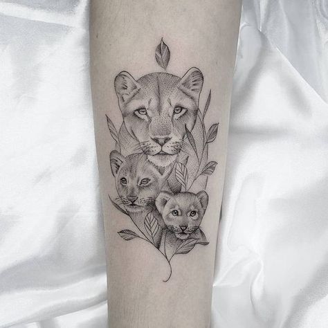 Momma Lion With Cubs Tattoo, Lion Mom Tattoo, Momma Lion And Cub Tattoo, Lion Family Tattoo For Women, Animal Family Tattoo, Tattoo Lion Family, Lion Cubs Tattoo, Lioness And Cubs Tattoo Mothers, Leona Tattoo