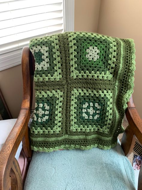 Crochet Chunky Granny Square Blanket, Green Granny Square Blanket, Crochet Bedsheets, Crochet Blanket Colors, Crochet Flower Blanket, Bedroom Throw, Crochet Patterns Free, Granny Square Crochet Patterns Free, Chunky Crochet Blanket