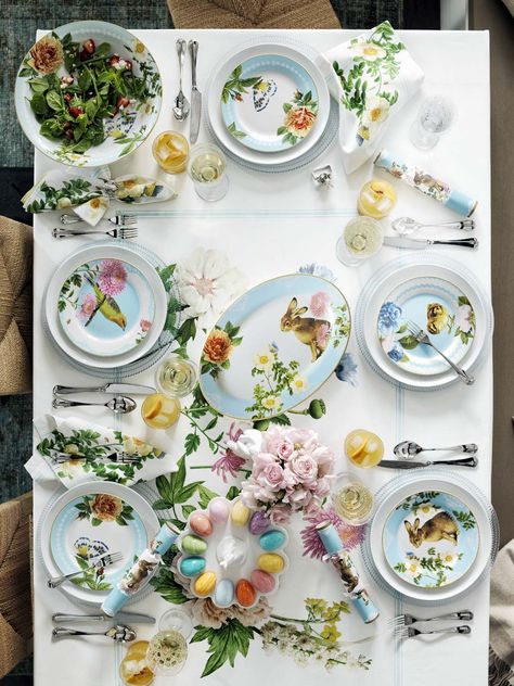 How to Host an Easter Egg Hunt Easter Plates, Egg Candle, Easter Entertaining, Easter Table Settings, Easter Tablescapes, Easter Inspiration, Easter Dinner, Spring Holidays, Easter Brunch