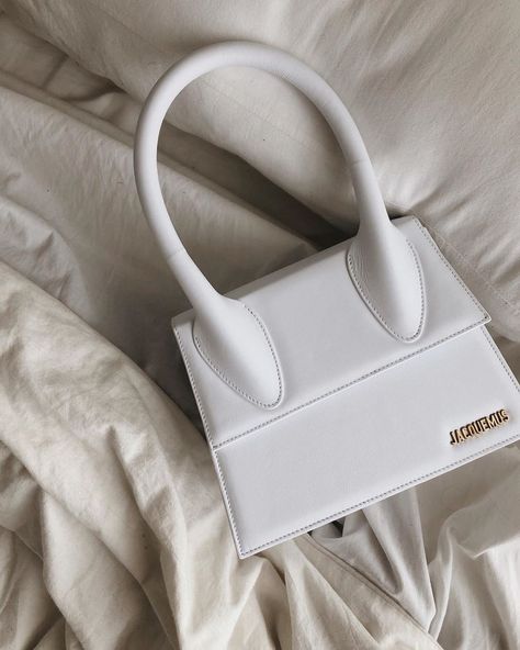 Íiii:) lấy phiền follow nha các bạn:) mơn nhiều🙆💚 Jacquemus Bag, Aesthetic Bags, Beige Outfit, Girly Bags, White Purses, Fancy Bags, Luxury Purses, Pretty Bags, Business Outfit