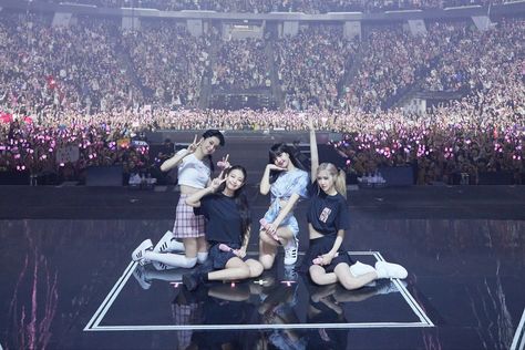 BLACKPINK WORLD TOUR HAMILTON GROUP PHOTO~ BORN PINK WORLD TOUR~ performance~ stage~ concert~ Weverse Update~ photo with fans Blackpink World Tour, Pink Concert, Blackpink Born Pink, Performance Stage, Entertainer Of The Year, Born Pink World Tour, Pink Tour, Lisa Rosé, Best Kpop