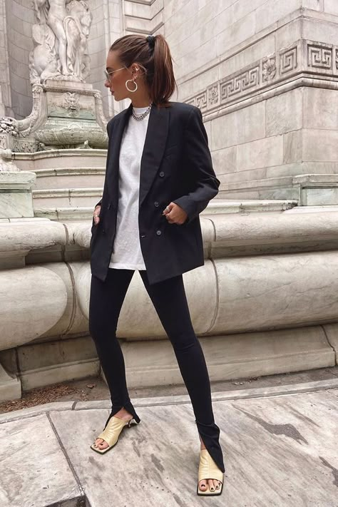 fashion micro-trends: split-hem leggings Split Hem Pants Outfit, Split Leggings, Leggings As Pants, Split Hem Pants, T Shirt Branca, Split Pants, Danielle Bernstein, Hem Pants, Outfits To Recreate