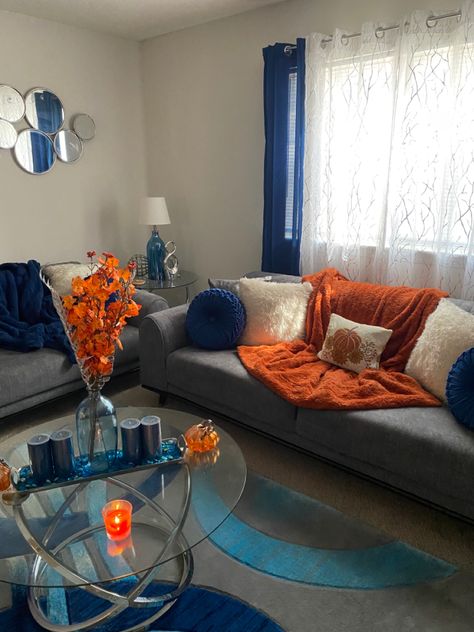 Blue living room with orange fall decoration Blue Orange And Yellow Living Room, Orange And Yellow Living Room, Green And Orange Living Room, Orange Living Room Decor Ideas, Orange Living Room Decor, Fall Decor Living Room, Orange Living Room, Cottage House Interior, Green Living Room Decor