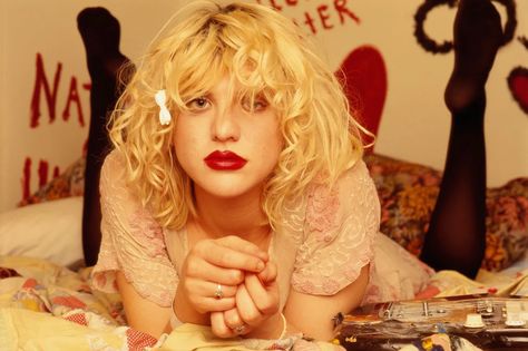 Courtney Love 90s, Kat Bjelland, 90s Grunge Makeup, Drew Barrymore 90s, Courtney Love Hole, Moda Grunge, Kurt And Courtney, Grunge Tattoo, Makeup And Beauty Blog