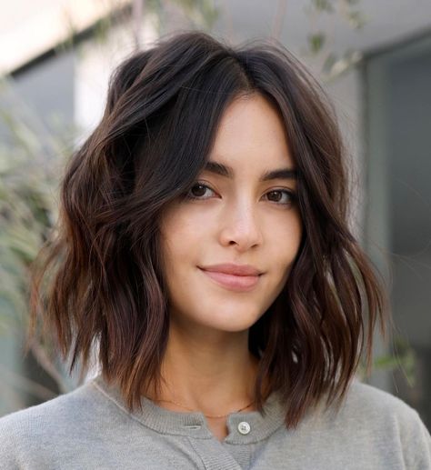 Thick Hair Neck-Length Shaggy Lob with Highlights Neck Length Hair, Medium Short Haircuts, Thick Hair Styles Medium, Textured Bob, Bob Hairstyles For Thick, Medium Bob Hairstyles, Short Hairstyles For Thick Hair, Haircuts For Medium Hair, Haircut For Thick Hair