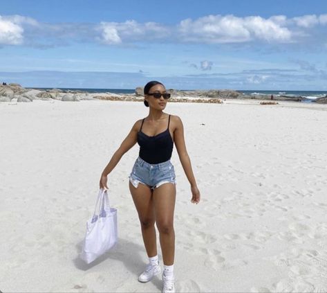 Levi Shorts Outfit Summer Baddie, Vacay Outfits Midsize, Cancun Outfits, December Outfits, Jean Short Outfits, Vacay Outfits, Shorts Outfit, Looks Black, Durban