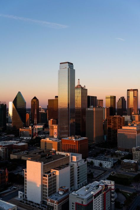 Reddit - CityPorn - Downtown Dallas at Golden Hour [OC] Golden Hour Captions, Dallas Aesthetic, Aesthetic Golden Hour, Golden Hour Aesthetic, Dallas City, Buildings Photography, Future Apartment Decor, Texas City, Downtown Dallas