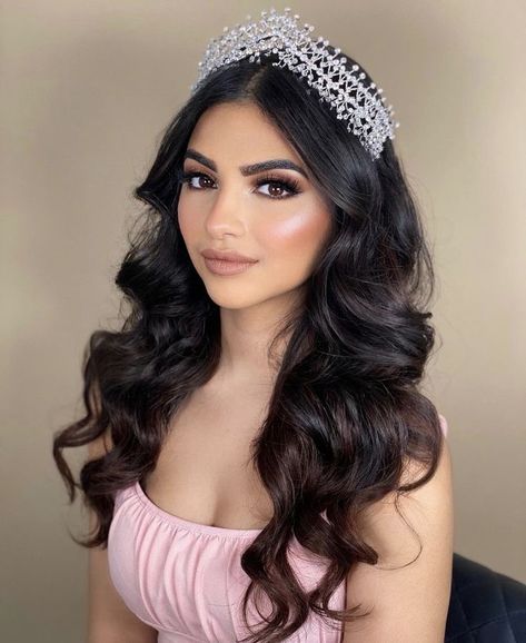 Quince Hairstyles Down Straight, Quinceanera Down Hairstyles, Hairstyles For Quinceanera Down, Sweet 16 Hair Ideas Hairstyles, Curled Quinceanera Hair, 15 Hair Quinceanera Down, Middle Part Quince Hairstyles, Hair With Crown Queens, Sweet 16 Hairstyles For Long Hair