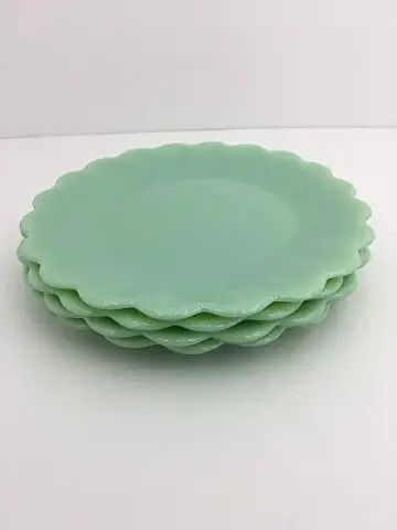 Jadeite Dishes, Spring Hygge, Colored Drinking Glasses, Funky Kitchen, Jadite Green, Sage Green Kitchen, Cottage In The Woods, Green Kitchen, Pioneer Woman