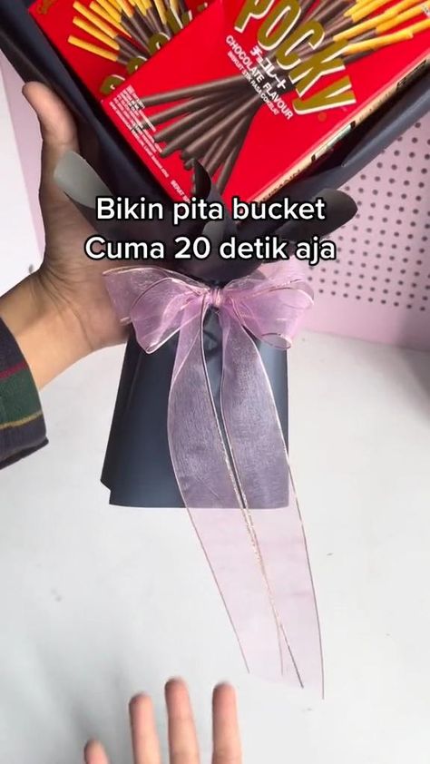 Cara Membuat Pita Tutorials, Cara Buat Pita, Tutorial Buket Snack, Tutorial Buket, Bucket Crafts, Bucket Gifts, Diy Bucket, Bucket Ideas, Diy Bouquet Wrap