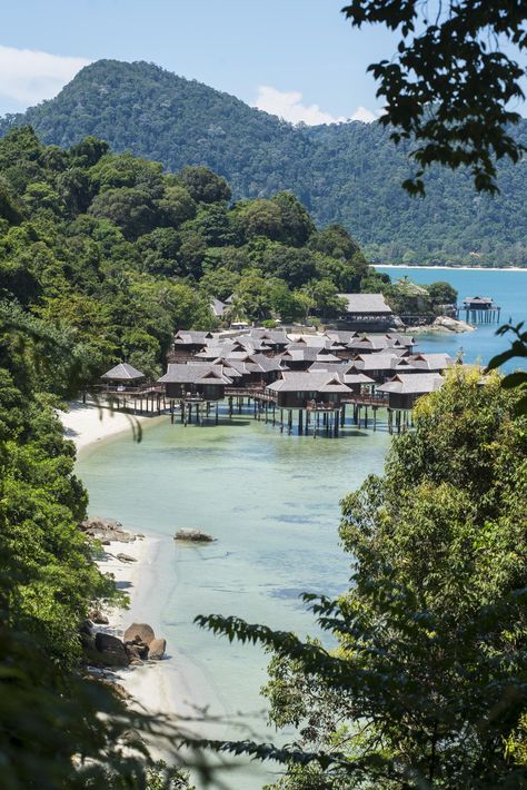 Peaking into Pangkor Laut Bungalows. Turquoise Holidays, Luxury Holidays, #turquoiseholidays Pulau Pangkor, Usa Vacation Destinations, Pangkor Island, Fairytale Places, Malaysia Resorts, Food Malaysia, Visit Malaysia, Desert Resort, Travel Malaysia