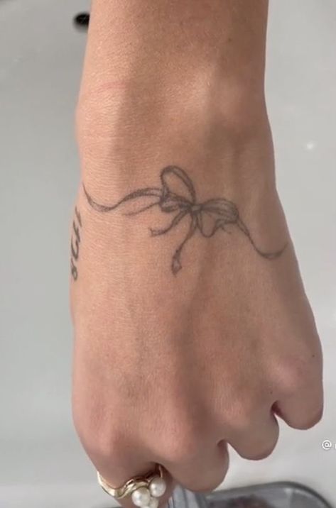 ً on Twitter: "i simply neeeeeed a ribbon tattoo… " Ribbon Tattoos, Bow Tattoo, Doodle Tattoo, Jewelry Tattoo, Dainty Tattoos, Baby Tattoos, Time Tattoos, Little Tattoos, Simplistic Tattoos