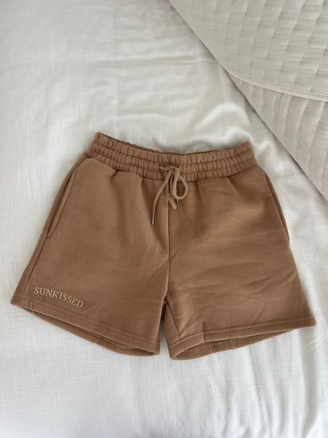 Brown Sweat Shorts Outfit, Men Short Shorts, Sweatshirt And Shorts Outfit, Brown Shorts Outfit, Sweat Shorts Outfit, Chill Out Lounge, Sweatpant Shorts, Sweatshirt Shorts, Fitness Clothes For Women