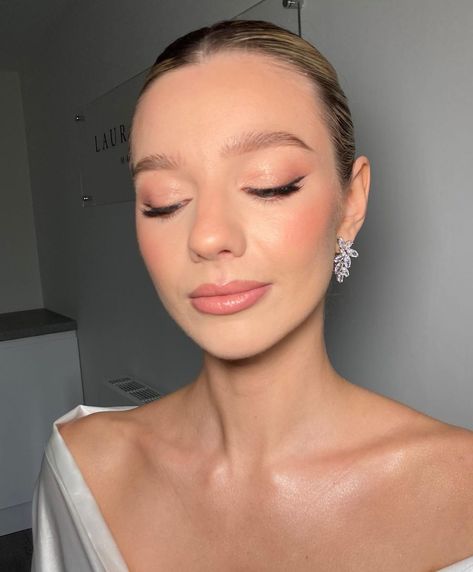 SOFT GLAM INSPO INCOMING ✨ I absolutely loved creating this look alongside @lauracarrollmakeupartistry at my 1-1 training with her… | Instagram Simple Eyeliner Makeup Natural Looks, Soft Glam Makeup Winged Liner, Bridal Makeup Natural Wedding Day, Soft Natural Bridal Makeup, Soft Bridal Makeup Romantic, Neutral Bridal Makeup, Moh Hair, Bride Makeup Natural, Makeup Wings