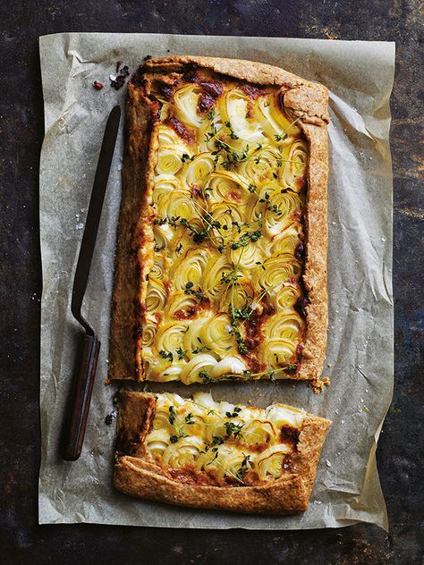 caramelised leek tart Leek Puff Pastry Tart, Savory Tarts Main Dishes, Leek Puff Pastry, Leek Tart Recipe, Stuffed Leeks, Eggplant Tart, Savory Tart Recipes, Leek Galette, Leeks Recipes