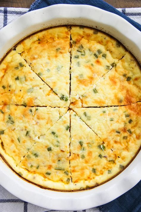 This Cottage Cheese Crustless Quiche is easy and delicious! This versatile recipe is perfect for breakfast or dinner. Just add your favourite quiche ingredients to a smooth and creamy cottage cheese and egg base, and you have a tasty crustless quiche ready in less than 1 hour. Cottage Cheese Pie Recipe, Cottage Cheese Recipes Breakfast, Homemade Quiche, Cheese Pie Recipe, French Toast Waffles, Cottage Cheese Eggs, Thanksgiving Brunch, Quiche Recipes Easy, Breakfast Appetizers