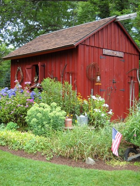 lovely "barn" garden shed!....Samantha this would be great around your barn!! Painted Shed, Red Shed, Vintage Gardening, Barns Sheds, Potting Sheds, She Sheds, Potting Shed, Garden Structures, Shed Plans