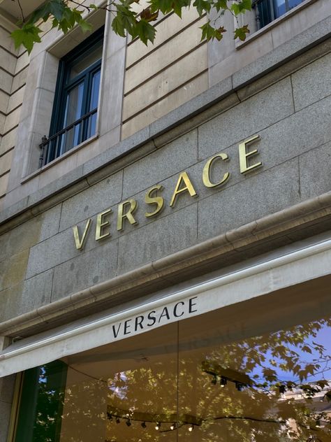 Versace Store Aesthetic, Italy Core, All Luxury Brands, Golden Kingdom, Versace Aesthetic, Aes Wallpaper, Versace Store, Wallpapers Lock Screen, Rich Vibes