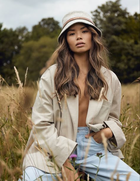 Fashion Photography Portrait, Field Headshots, Meadow Photoshoot, Forest Shoot, Farm Fashion, Spring Portraits, Spring Photoshoot, Nature Photoshoot, Girl With Brown Hair