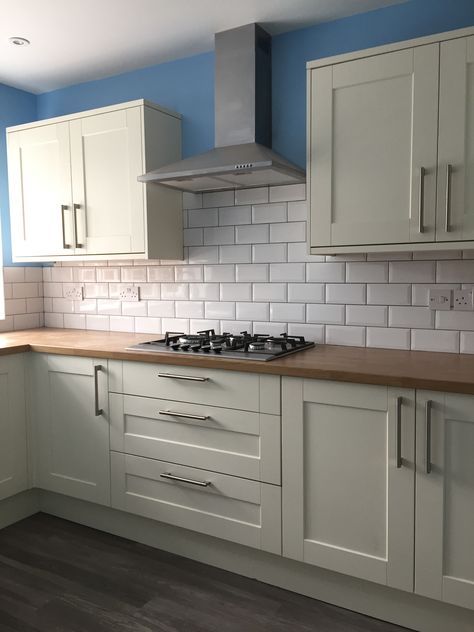 Howdens Fairford Antique White with oak affect worktop White Kitchen With Oak Worktop, Kitchen Ideas Howdens, Cornforth White Kitchen, Kitchen Oak, Oak Worktop, Howdens Kitchens, White Kitchen Ideas, Botanical Kitchen, Kitchen Revamp