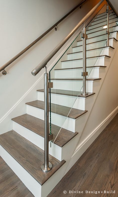 Glass Stairs Design, Glass Staircase Railing, Metal Staircase, Glass Railing Stairs, Vstupná Hala, Steel Railing Design, Staircase Railing Design, Glass Stairs, Stair Railing Design