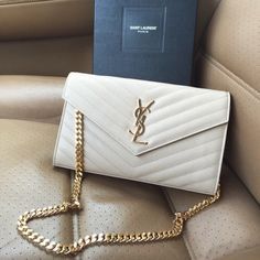 White ysl Sac Yves Saint Laurent, Yves Saint Laurent Designer, Ysl Wallet On Chain, Luxury Bags Collection, Yves Saint Laurent Bags, Lv Bags, 背景 シンプル, Luxury Purses, Fancy Bags