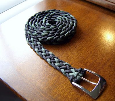 Belt made with black and green cord, using a 6 strand flat braid and a buckle off an old leather belt. Belt Patterns, Belt Knots, Paracord Belt, Paracord Braids, Paracord Diy, 550 Cord, Knot Tying, Paracord Knots, Knot Braid