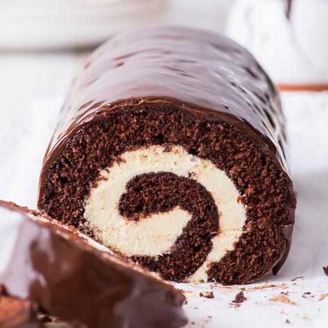 Chocolate Swiss Roll Recipe, Event Desserts, Ganache Glaze, Chocolate Roulade, Jelly Roll Cake, Roulade Recipe, Chocolate Swiss Roll, Chocolate Roll Cake, Mascarpone Creme