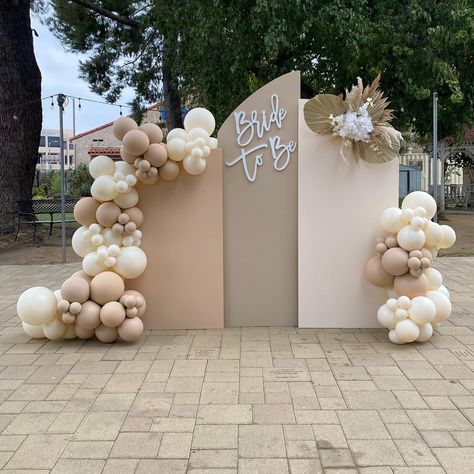 Bridal Shower Boho Balloon Arch, Natural Color Balloon Arch, Neutral Balloon Backdrop Ideas, Boho Bridal Balloon Arch, Miss To Mrs Balloons, Balloon Bride To Be, Bridal Shower Wood Arch Backdrop, Balloon Decorations For Bride To Be, Bachelorette Arch Backdrop