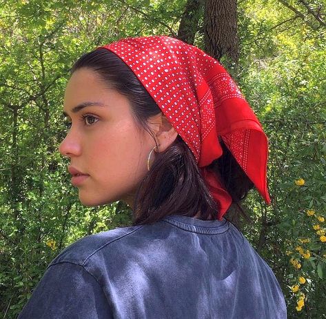 Shoulder Length Hair With Bandana, Bandana On Head, Headscarf Ideas, Bandana Hairstyles Short, 2020s Fashion, Bandana Outfit, Silk Head Wrap, Head Bandana, Bandana Girl