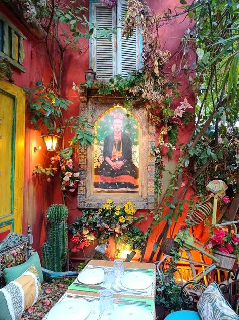 Mexican Style Outdoor Patio, Mexican Style Garden, Bohemian Garden Diy, Eclectic Yard, Moroccan Outdoor Patio, Mexican Patio Decor, Mexican Garden Ideas, Bohemian Garden Ideas, Boho Yard