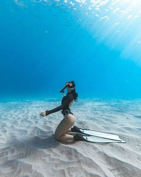 Free Diving Photography, Diving Pose, Model In Water, Freediving Photography, Women In Water, Long Hair Summer, Skin Diving, Deep Photos, Swimming Underwater