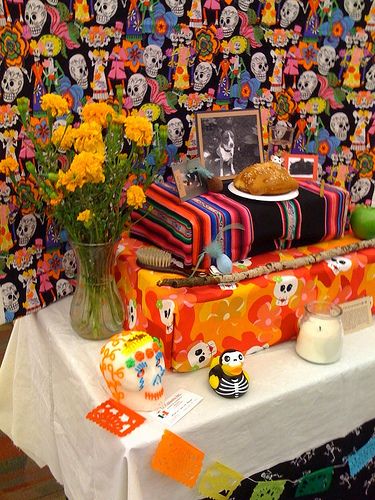 Ofrenda For Pets, Dog Ofrenda, Pet Ofrenda, Remembering Lost Loved Ones, Dia De Los Muertos Decorations Ideas, Danny Ocean, Mini Altar, Mexican Traditions, Paper Mache Crafts