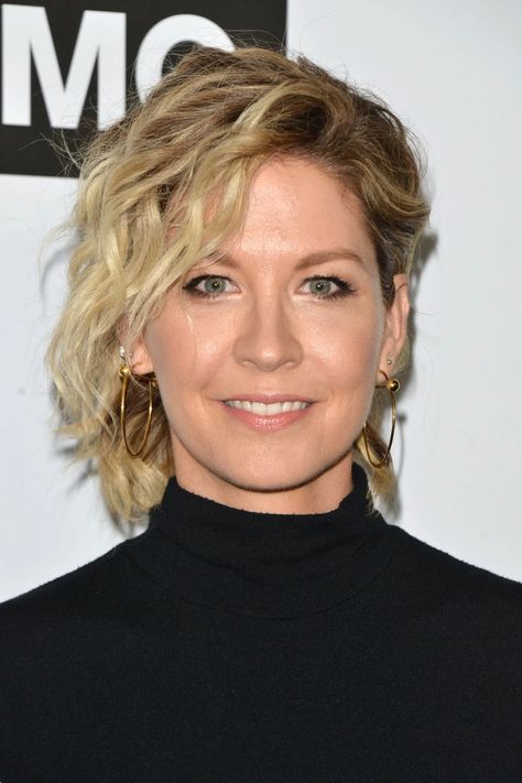 Jenna Elfman | Walking Dead Wiki | Fandom Brenda Strong, Kevin Zegers, Elizabeth Rodriguez, Jenna Elfman, Blonde Wavy Hair, Medium Layered Hair, Fear The Walking, Amy Poehler, Hair 2018