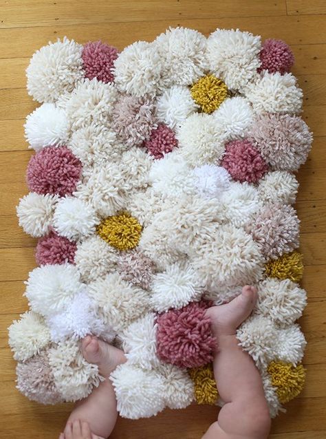 Diy Pom Pom Rug, Pompon Diy, Baby Room Diy, Pom Pom Rug, Rug Tutorial, Diy Pom Pom, Pom Pom Crafts, Diy Simple, Diy Rug