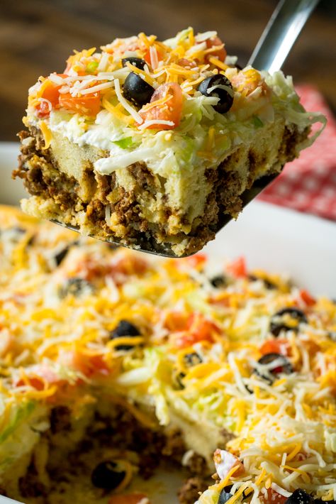 Cheesy Taco Casserole  Low carb if made with corn tortilla Taco Casserole Bake, Bisquick Recipes, Taco Bake, Taco Casserole, Beef Casserole, Easy Casserole Recipes, Snacks Für Party, Beef Dishes, Casserole Recipe