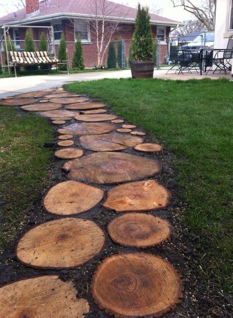 Tree Slice Pathway, Tree Stump Walkway, Wood Round Walkway, Woodchip Landscaping Ideas, Wood Pathway Ideas, Cedar Stump Ideas, Wooden Plank Walkway, Wood Slice Pathway, Wood Plank Walkway