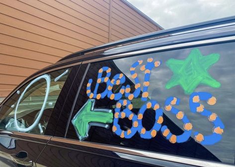 Car Writing On Windows For Birthday, Car Chalk Window Ideas, Car Window Paint, Car Decorating, Window Markers, Window Writing, School Social Work, Food Drive, Window Ideas