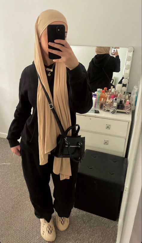 Hijabi Ootd, Streetwear Hijab Outfit, Hijab Fashion Inspiration Winter, Outfit Voile, Hijab Fits, Modest Muslim Fashion, Winter Hijab Outfits, Hijabista Fashion, Hijabi Outfit