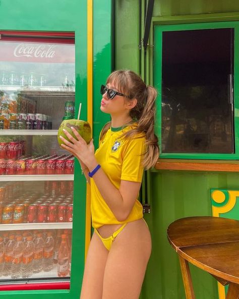 MARI GUISARD on Instagram: "🇧🇷🫶🏻" Brasil Girl, Brazil Core, Brazilian Summer, Brazil Aesthetic, Brasil Aesthetic, Beautiful Casual Dresses, كريستيانو رونالدو, October 19, Football Outfits