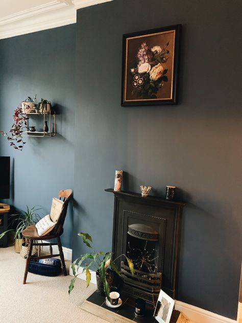 Dark Blue Room, Living Room Victorian, Farrow And Ball Living Room, Dark Blue Rooms, Brick Victorian, Green Walls Living Room, Fireplace Bedroom, Walls Design, Dark Living Rooms