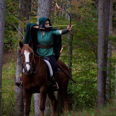 Meagan Spooner on Instagram: "Real life Marian? Heeeell yeah! 😍 Guys, this is my unbelievably badass friend Kelly, riding Artax. She actually practices horseback archery, and we totally bonded over our shared preference for recurve bows over compound bows. 🏹🏹🏹 How fantastic is she? If I didn't already have the most kick-ass cover for SHERWOOD... 😏 still, she'd fit right in with Robin's merry (wo)men, don't you think? 📚📚📚 One week to go! SHERWOOD hits shelves 3/19/19! 📷: @siberius7 💃: @ Ranger Cloak, Medieval Ranger, Ranger's Apprentice, Rangers Apprentice, Yennefer Of Vengerberg, Medieval Aesthetic, Fantasy Aesthetic, High Fantasy, Throne Of Glass