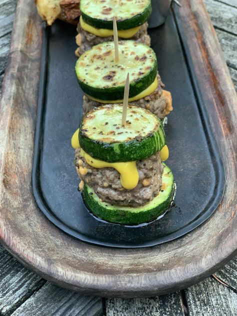 Who needs a bun?  Make my mini beef sliders with zucchini buns - so good! Zucchini Burger Sliders, Mini Zucchini Burgers, Eightball Zucchini Recipes, Dinner On A Bun Ideas, Zucchini Sliders, Zucchini Beef, Weight Watchers Zucchini, Steakhouse Seasoning, Zucchini Burgers