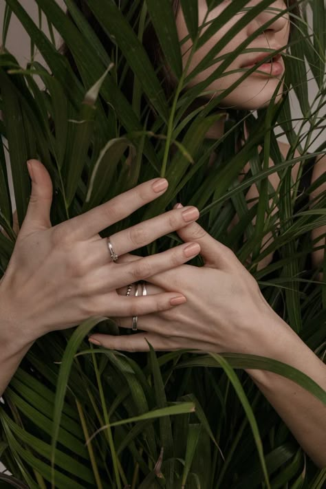 Jewellery Photography Inspiration, Cool Nature, Jewelry Product Shots, Jewelry Photography Styling, Photoshoot Studio, Jewelry Photoshoot, Hand Model, Forest Photography, Aesthetic Photography Nature