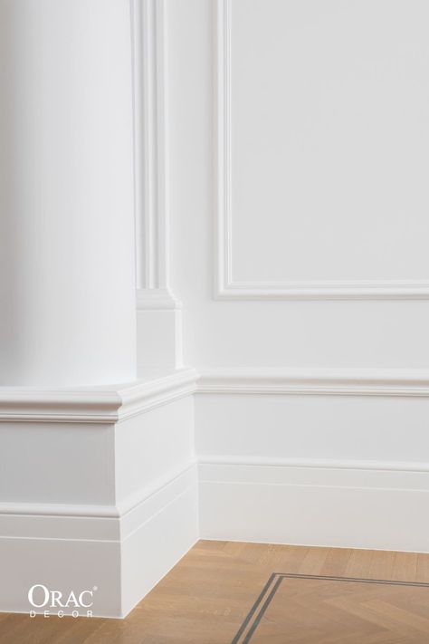 How to create an elevated skirting board? Install your favorite regular skirting board, preferably a rather high one if you have higher ceilings. Then add a matching wall moulding on top. The more room you leave in between, the bigger the combined skirting will appear; but don't go higher than 1/5 of the wall. Paint everything in the same colour. Baseboard Moulding Ideas, Living Room Wainscoting, Dental Moulding, Trim Profiles, Tall Baseboards, Paneling Makeover, Baseboard Styles, Styling Skirts, Baseboard Moulding